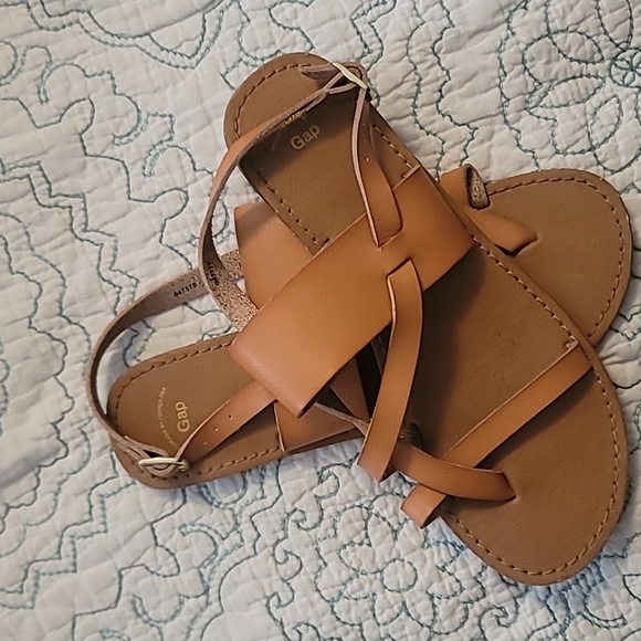 Sz 7 Gap tan sandals - Picture 2 of 3